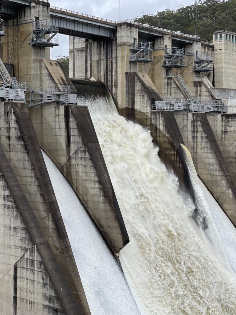 Wasserkraftwerk, Wasser fließt durch