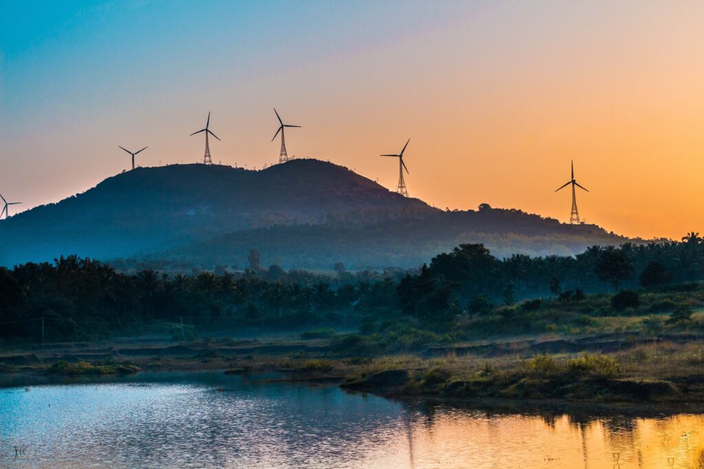 Windräder am Horizon im Abendlicht