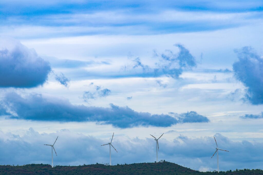 Windräder am Horizont, Bewölkter Himmel